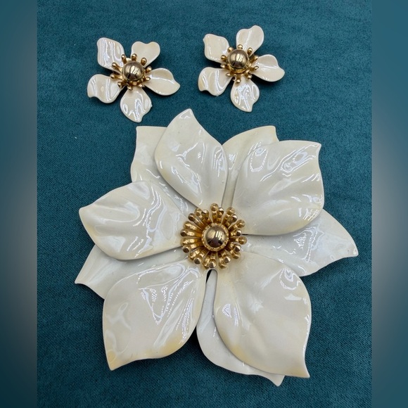 Vintage Pearlized Enamel Flower Brooch and Clip Earrings - Picture 1 of 3